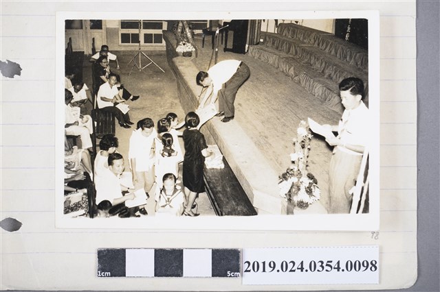 柯旗化長女柯潔芳接受兒童合唱團演唱會進步獎 (共2張)