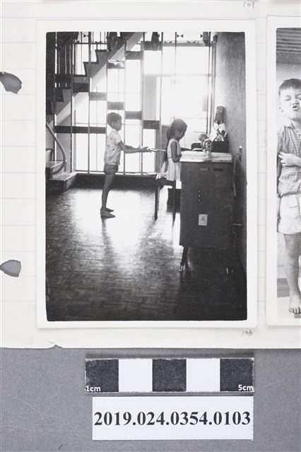 柯旗化子女合照第一出版社三樓（高雄八德二路） (共2張)