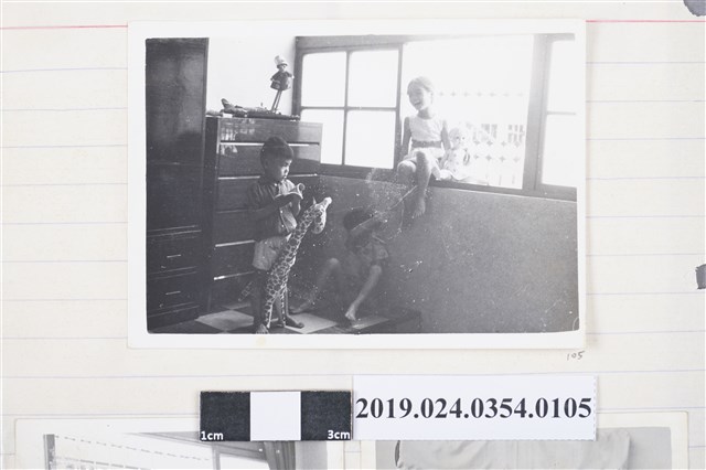 柯旗化子女合照第一出版社三樓房間（高雄八德二路） (共2張)