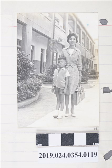 柯旗化次子柯志哲與柯蔡阿李於花圃前 (共2張)