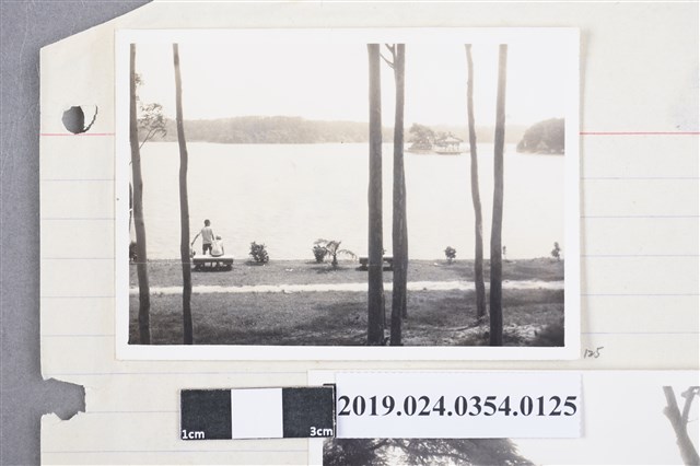 柯志明與柯志哲在湖邊 (共2張)