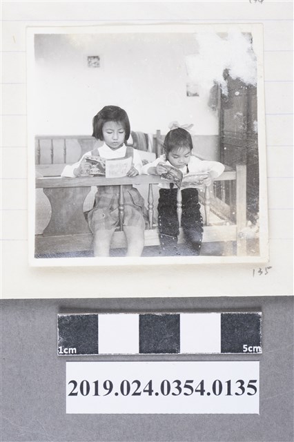 柯旗化姪女與女兒合影於左營老家 (共2張)