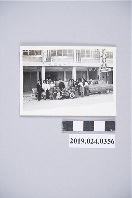 柯旗化家族出遊前在第一出版社前合照 (共2張)