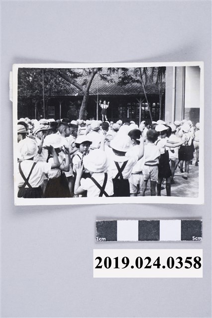 柯潔芳在台上指揮一年級做早操 (共2張)