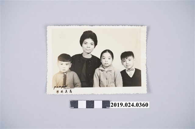 柯蔡阿李與三名子女之合照 (共2張)