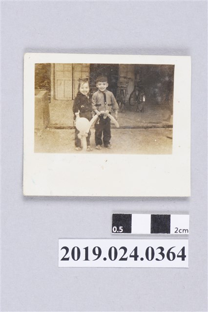 柯潔芳、柯志明於家門前（六合一路） (共2張)