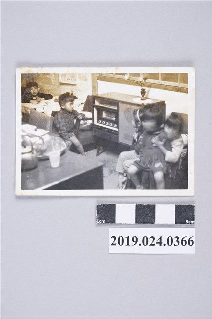 柯旗化子女與鄰居於家中客廳（六合一路） (共2張)