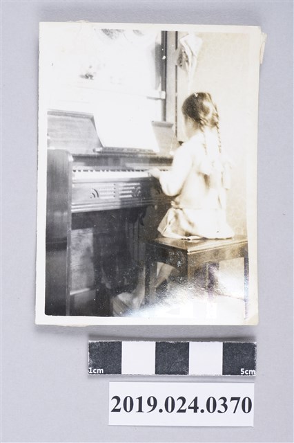 柯潔芳在家中彈風琴（八德二路） (共2張)