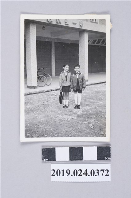 柯潔芳、柯志明著合唱團服於家門口（六合一路） (共2張)