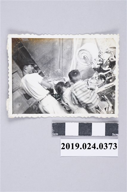 柯旗化四弟與子女於左營老家製麵機旁 (共2張)