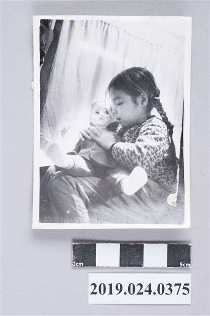 柯潔芳抱洋娃娃 (共2張)