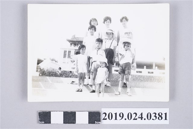 親戚子女於大貝湖合照 (共2張)