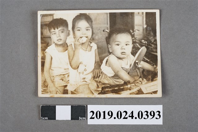 柯旗化子女坐坐於摩托車上 (共2張)