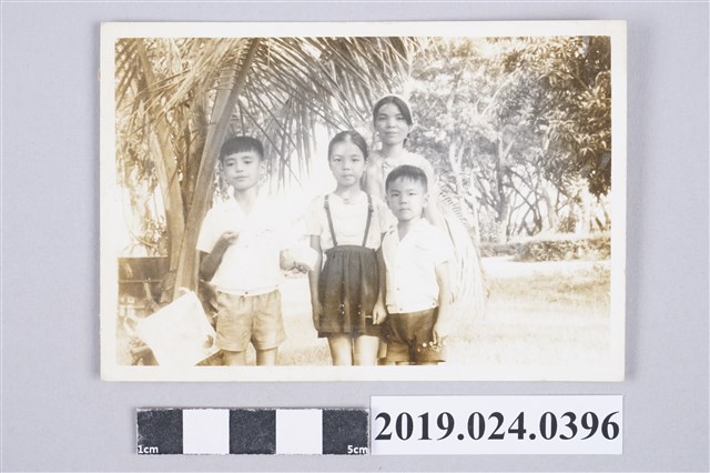 柯蔡阿李及其子女於大貝湖 (共2張)