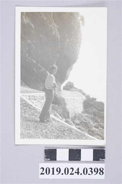 1975年柯旗化於綠島海邊 (共2張)