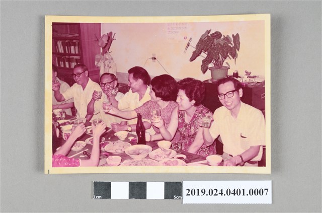 1976年6月19日晚上柯旗化在第一出版社一樓與親友慶祝 (共2張)