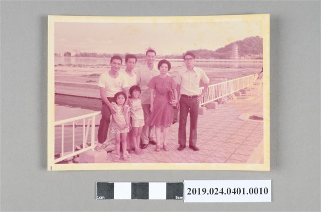 柯旗化與親人出遊於左營蓮池潭 (共2張)