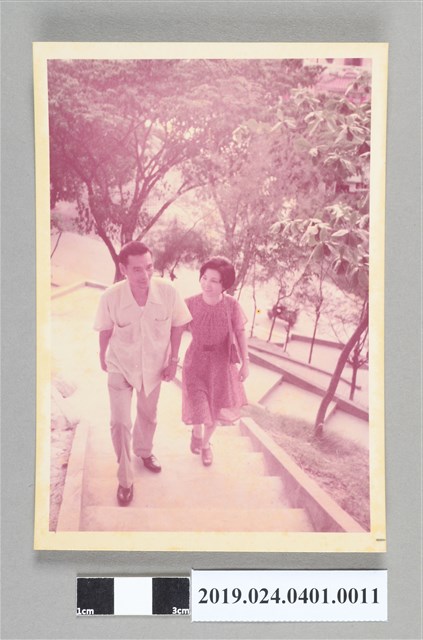 柯旗化與親人出遊於左營蓮池潭 (共2張)