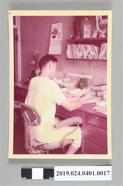 柯旗化於書桌前振筆疾書 (共2張)