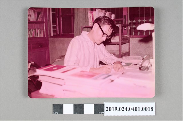 柯旗化於第一出版社三樓書房 (共2張)