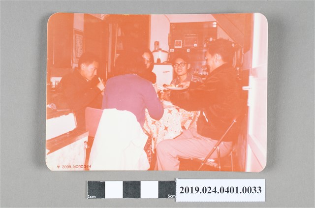 1977年柯旗化與家人除夕圍爐 (共2張)