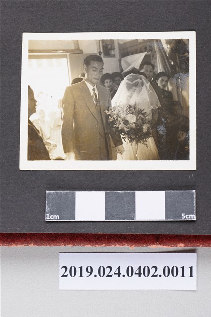 新郎柯旗化在女方家客廳準備離開 (共3張)