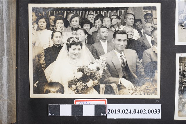 柯旗化夫婦與來賓正在準備新婚合照 (共3張)