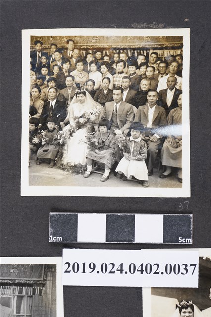 柯旗化夫婦與來賓正在準備新婚合照 (共3張)