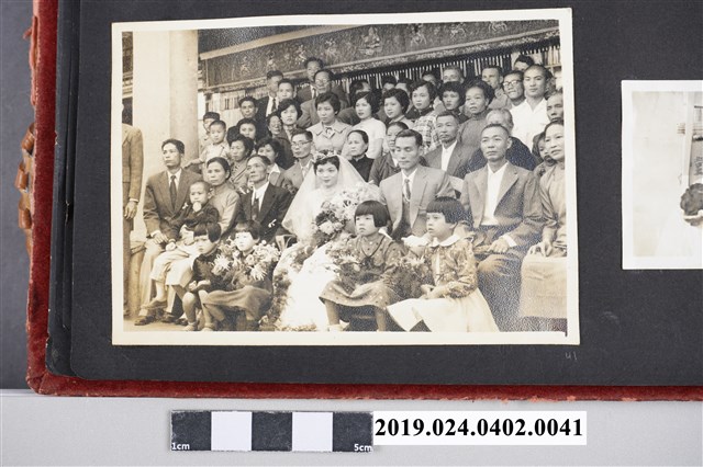 柯旗化夫婦與來賓正在準備新婚合照 (共3張)