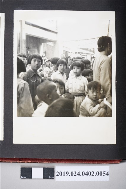 廟口前湊熱鬧的孩群 (共3張)