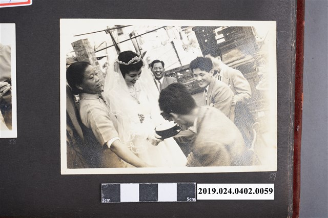 新娘蔡阿李請伴郎們吃喜糖 (共3張)