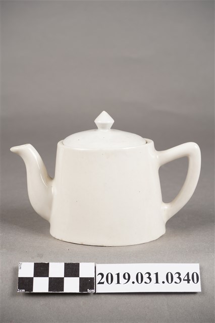 陶製白色有提把茶壺 (共6張)