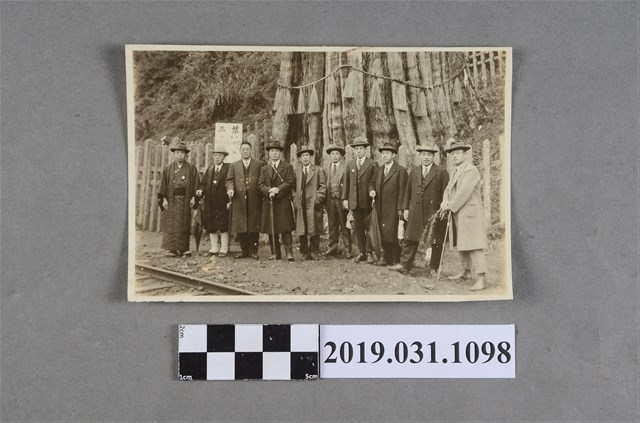 日本旅行團遊覽臺灣阿里山之攝影照片 (共2張)