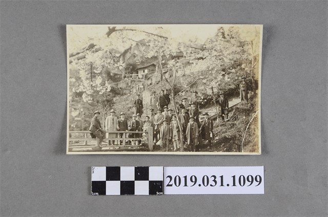 日本旅行團遊覽臺灣阿里山之攝影照片 (共2張)