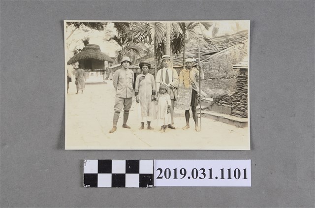 日本旅行團遊覽臺灣屏東排灣部落之攝影照片 (共2張)