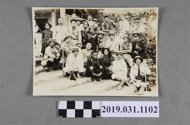 日本旅行團遊覽臺灣排灣族部落派出所之攝影照片 (共2張)