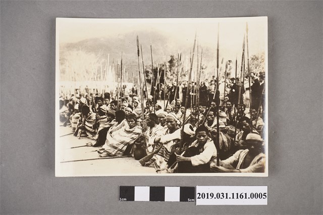 日本討伐霧社相關照片(霧社櫻之丘領蕃即將出發時) (共2張)