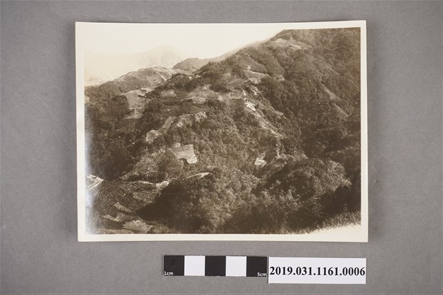 日本討伐霧社相關照片(第一線陣地的臺南部隊及瞭望馬赫坡的岩洞) (共2張)