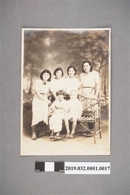 陳吳秀梅女士與三位女士及兩位小孩合照之12 (共2張)