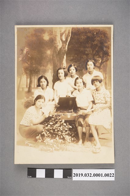 陳吳秀梅女士與另六位女士合照之17 (共2張)