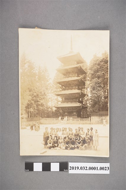 日本淺草寺前合影 (共2張)