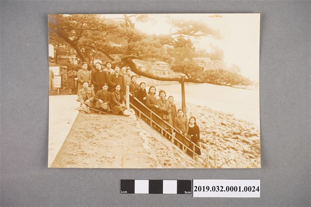 女性合影舊照片之1 (共2張)