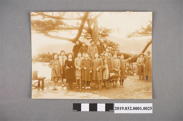 女性合影舊照片之2 (共2張)