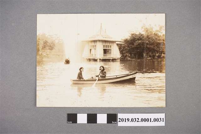 攝於臺中公園湖心亭之陳吳秀梅女士與其同伴划船照之1 (共2張)