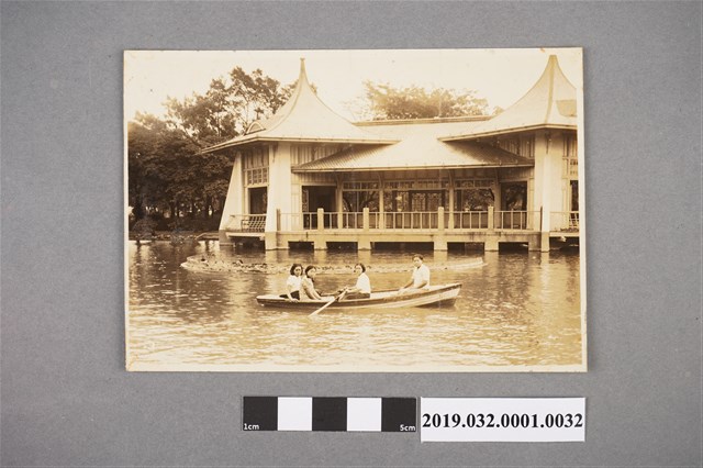 攝於臺中公園湖心亭之陳吳秀梅女士與其同伴划船照之2 (共2張)