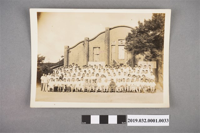 戰後拍攝之包含陳吳秀梅女士共108人之大合照 (共2張)