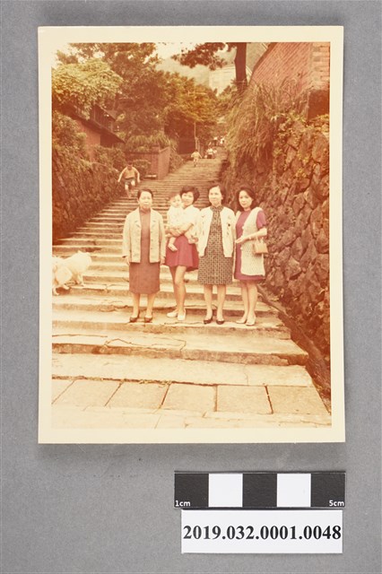 陳吳秀梅女士與另三名女士和嬰兒合照之24 (共2張)