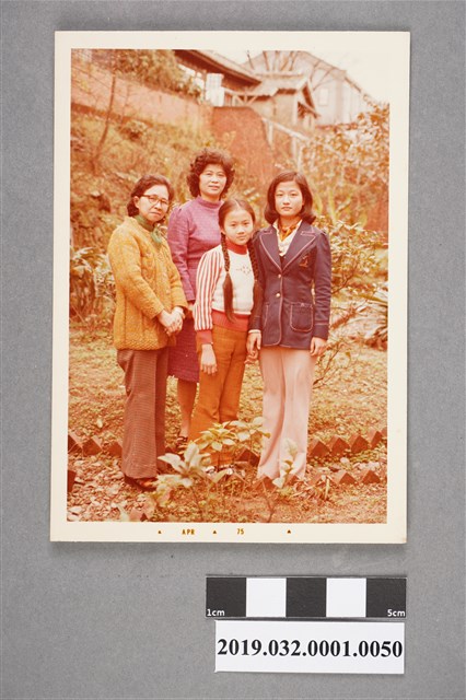 陳吳秀梅女士與另一名女士和兩女童合照之26 (共2張)