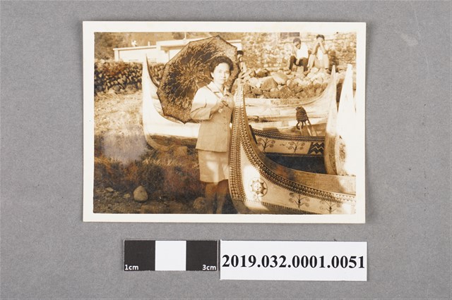 陳吳秀梅女士與達悟族拼板舟合照 (共2張)