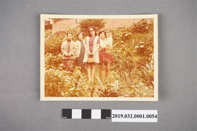 陳吳秀梅女士與另三名女士和嬰兒合照之28 (共2張)